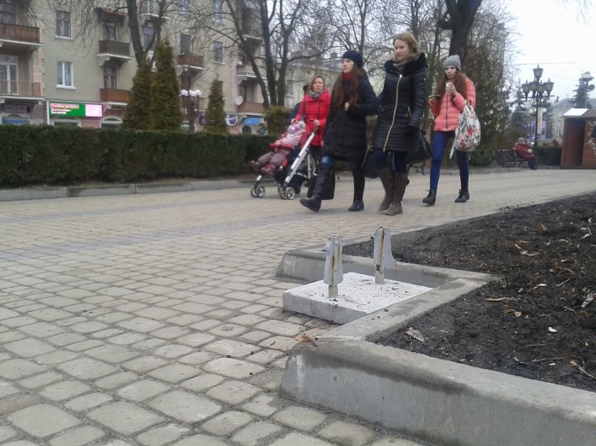 Скільки часу валятиметься непотріб на бул. Шевченка в Тернополі? (фото) (фото) - фото 1 Скільки часу валятиметься непотріб на бул. Шевченка в Тернополі? (фото) (фото) - фото 1