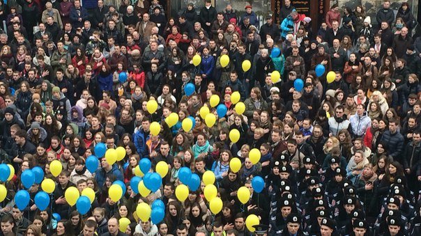 Декілька сотень львів'ян урочисто виконали Державний Гімн України (... Декілька сотень львів'ян урочисто виконали Державний Гімн України (ФОТО) (фото) - фото 3