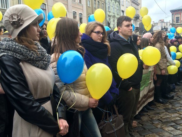 Декілька сотень львів'ян урочисто виконали Державний Гімн України (... Декілька сотень львів'ян урочисто виконали Державний Гімн України (ФОТО) (фото) - фото 7