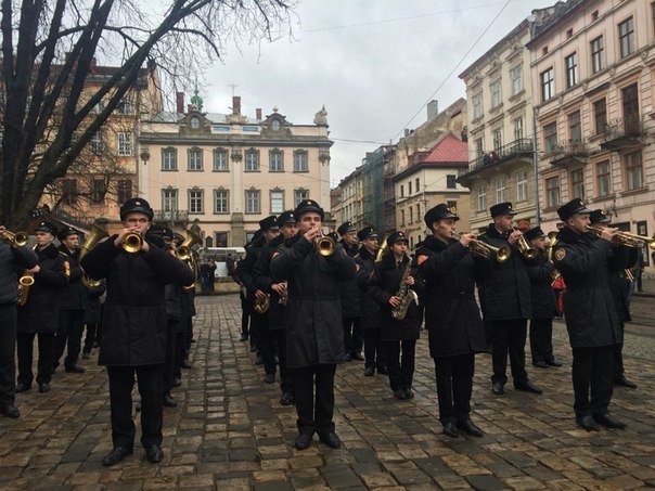 Декілька сотень львів'ян урочисто виконали Державний Гімн України (... Декілька сотень львів'ян урочисто виконали Державний Гімн України (ФОТО) (фото) - фото 8