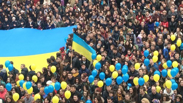 Декілька сотень львів'ян урочисто виконали Державний Гімн України (... Декілька сотень львів'ян урочисто виконали Державний Гімн України (ФОТО) (фото) - фото 4