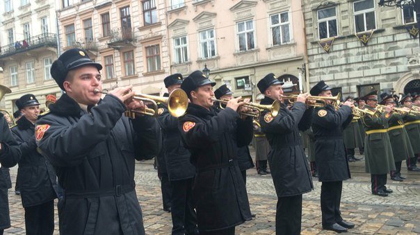 Декілька сотень львів'ян урочисто виконали Державний Гімн України (... Декілька сотень львів'ян урочисто виконали Державний Гімн України (ФОТО) (фото) - фото 10