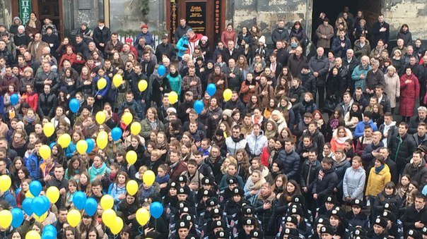 Декілька сотень львів'ян урочисто виконали Державний Гімн України (... Декілька сотень львів'ян урочисто виконали Державний Гімн України (ФОТО) (фото) - фото 2