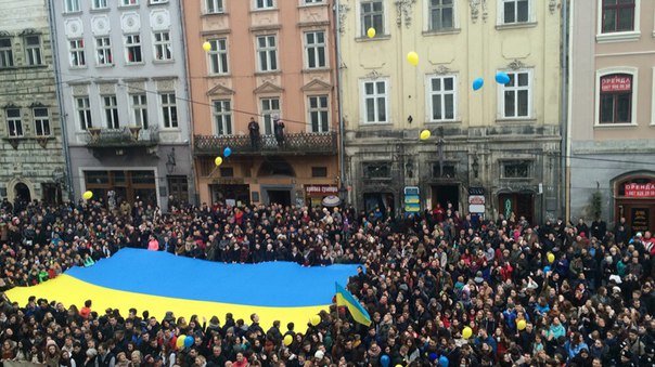 Декілька сотень львів'ян урочисто виконали Державний Гімн України (... Декілька сотень львів'ян урочисто виконали Державний Гімн України (ФОТО) (фото) - фото 6