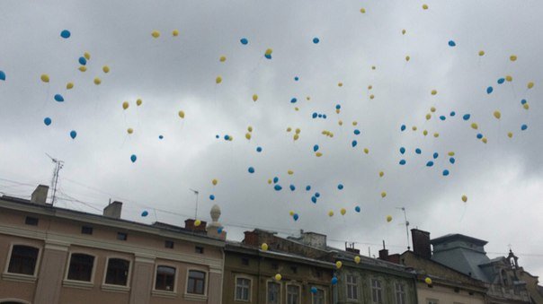 Декілька сотень львів'ян урочисто виконали Державний Гімн України (... Декілька сотень львів'ян урочисто виконали Державний Гімн України (ФОТО) (фото) - фото 13