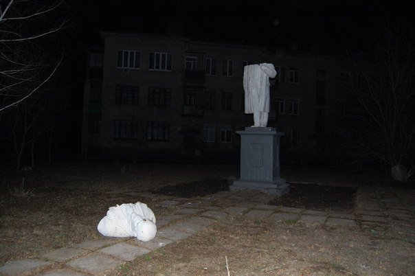 В Харькове повалили еще два бюста вождям коммунизма (ФОТО) (фото) - фото 1 В Харькове повалили еще два бюста вождям коммунизма (ФОТО) (фото) - фото 1