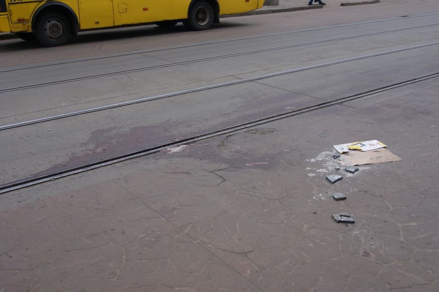Застывшая кровь на асфальте: Как выглядит место вчерашнего нападения на машину инкассаторов в Одессе (ФОТО) (фото) - фото 1