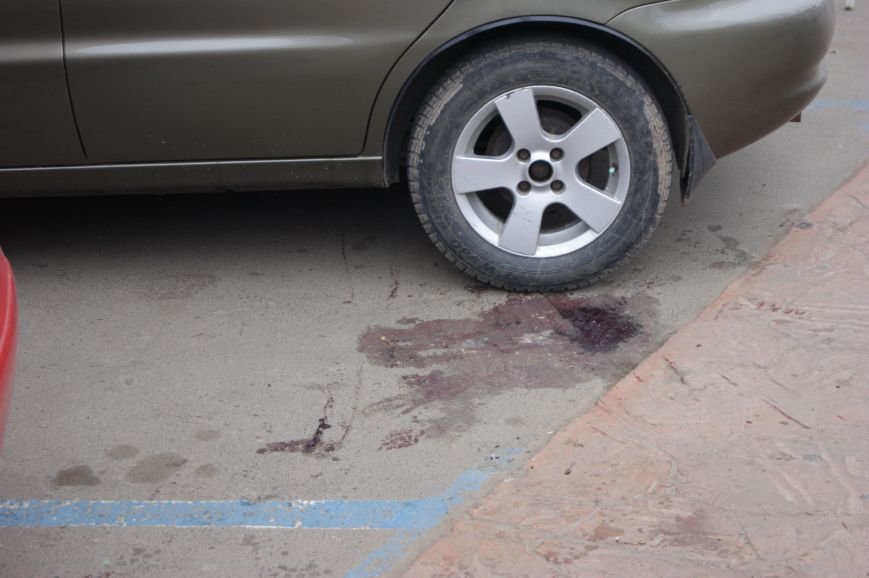 Застывшая кровь на асфальте: Как выглядит место вчерашнего нападения на машину инкассаторов в Одессе (ФОТО) (фото) - фото 1