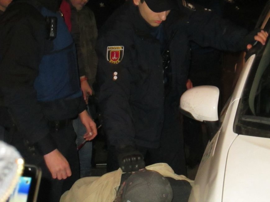 Во время следствия по расстрелу инкассаторов в Одессе полицейские с трудом обуздали пьяного (ФОТО, ВИДЕО) (фото) - фото 1