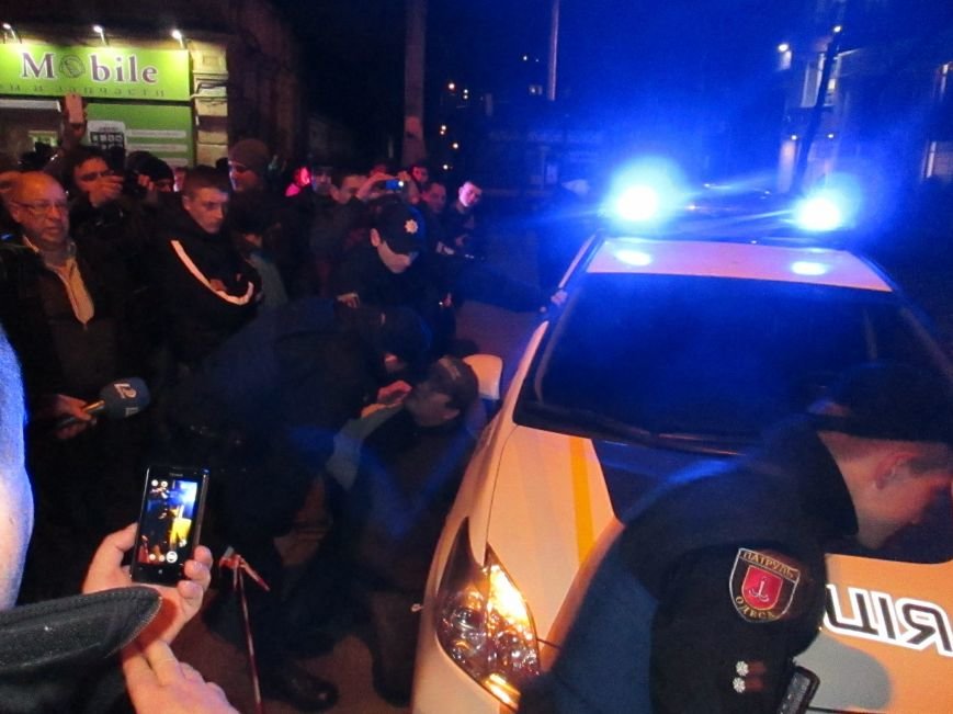 Во время следствия по расстрелу инкассаторов в Одессе полицейские с трудом обуздали пьяного (ФОТО, ВИДЕО) (фото) - фото 1