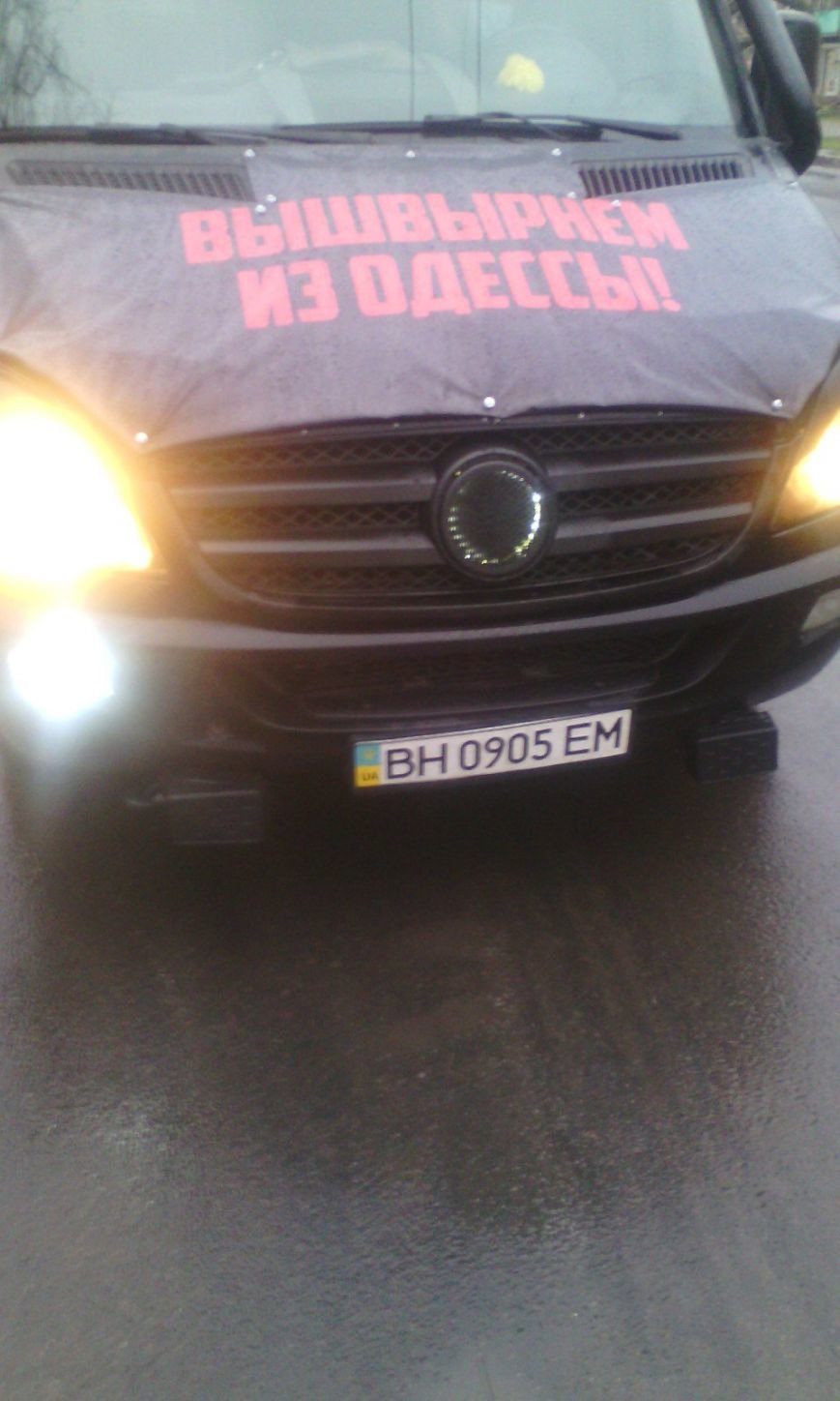 По Одессе ездит микроавтобус с призывами против Михаила Саакашвили (фото) - фото 3
