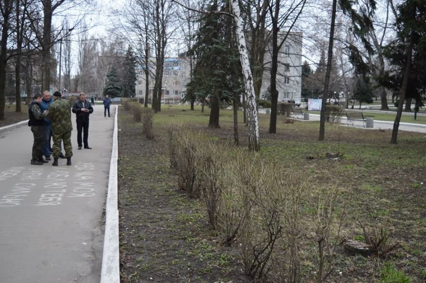Недобрая шутка в центре Красноармейска: взрывоопасный предмет оказался простой коробкой из-под тротиловой шашки (фото) - фото 3 Недобрая шутка в центре Красноармейска: взрывоопасный предмет оказался простой коробкой из-под тротиловой шашки (фото) - фото 3
