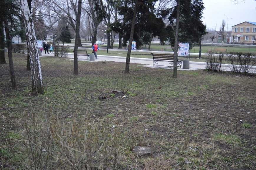 Недобрая шутка в центре Красноармейска: взрывоопасный предмет оказался простой коробкой из-под тротиловой шашки (фото) - фото 1 Недобрая шутка в центре Красноармейска: взрывоопасный предмет оказался простой коробкой из-под тротиловой шашки (фото) - фото 1