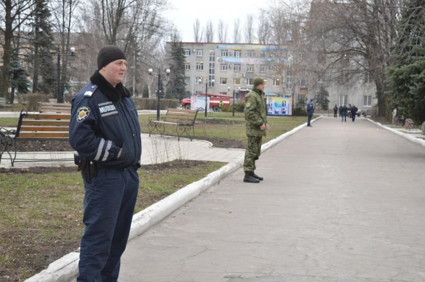Недобрая шутка в центре Красноармейска: взрывоопасный предмет оказался простой коробкой из-под тротиловой шашки (фото) - фото 4 Недобрая шутка в центре Красноармейска: взрывоопасный предмет оказался простой коробкой из-под тротиловой шашки (фото) - фото 4