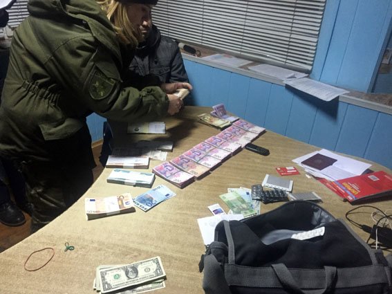 С крупной суммой денег в зоне АТО опасно перемещаться (фото) - фото 2 С крупной суммой денег в зоне АТО опасно перемещаться (фото) - фото 2