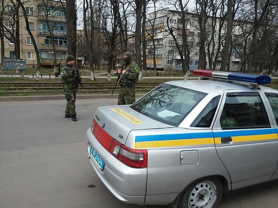 Сегодня в Славянске действуют дополнительные наряды патрулирования (фото) - фото 1 Сегодня в Славянске действуют дополнительные наряды патрулирования (фото) - фото 1