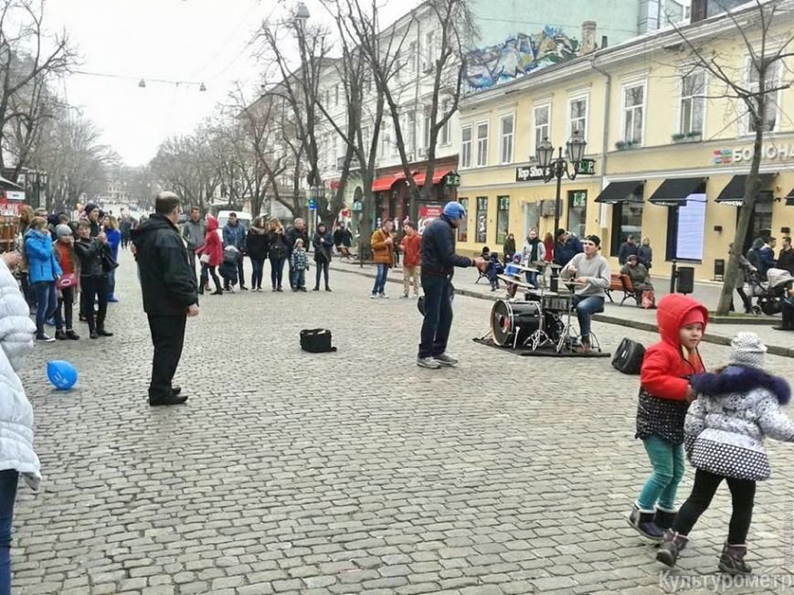 В Одессе мужчина, представившись полицейским, прогонял с Дерибасовской уличных музыкантов (ФОТО, ВИДЕО) (фото) - фото 1