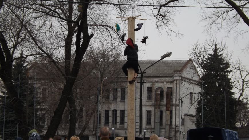 Пели, соревновались, ели блины и жгли Пели, соревновались, ели блины и жгли