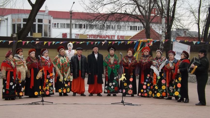 Пели, соревновались, ели блины и жгли Пели, соревновались, ели блины и жгли