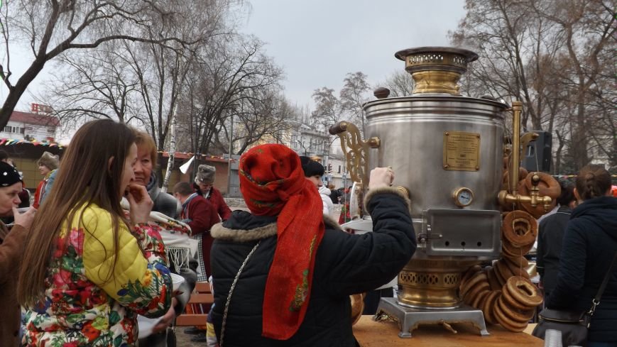 Пели, соревновались, ели блины и жгли Пели, соревновались, ели блины и жгли