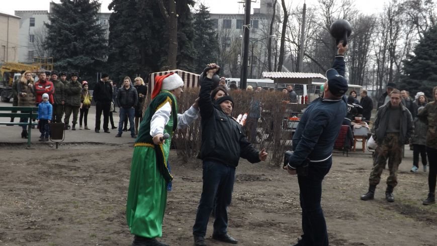 Пели, соревновались, ели блины и жгли Пели, соревновались, ели блины и жгли