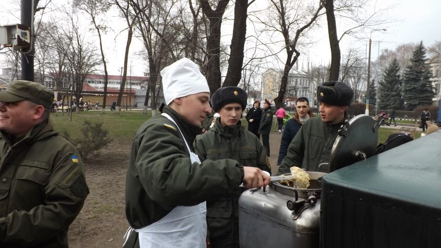 Пели, соревновались, ели блины и жгли Пели, соревновались, ели блины и жгли