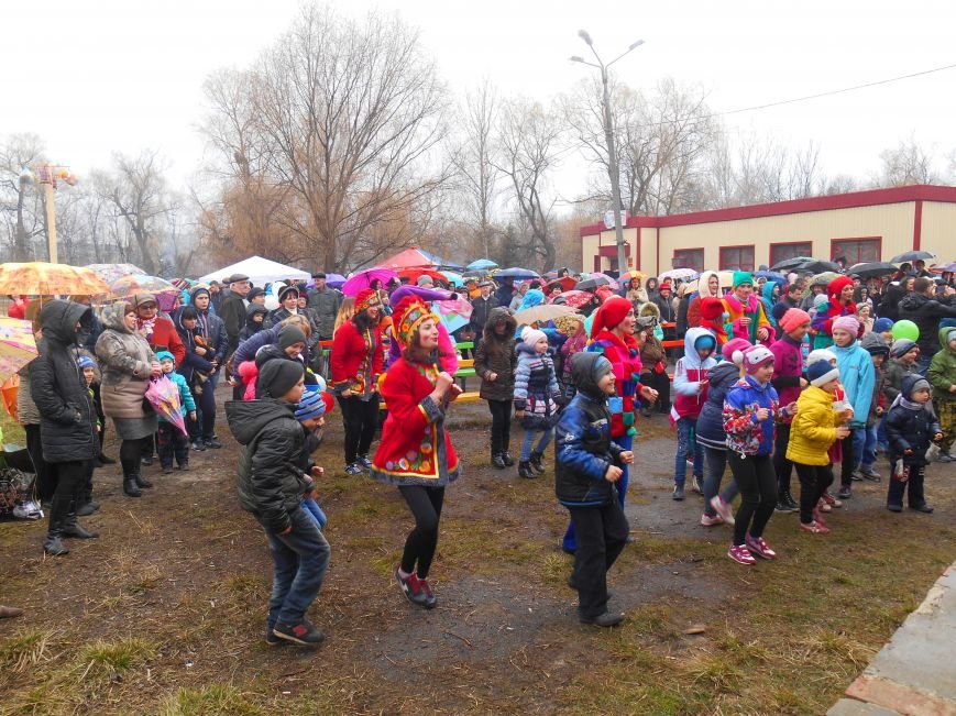 В городском парке Славянска отпраздновали Масленицу (фото) - фото 7 В городском парке Славянска отпраздновали Масленицу (фото) - фото 7
