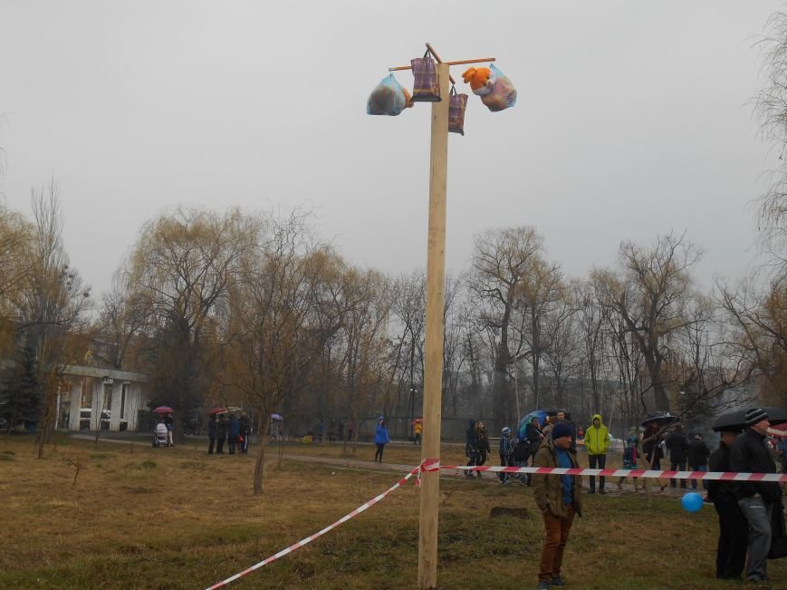 В городском парке Славянска отпраздновали Масленицу (фото) - фото 8 В городском парке Славянска отпраздновали Масленицу (фото) - фото 8