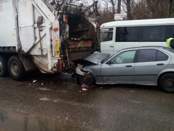 ДТП на Байкальской: легковушка въехала в зад мусоровозу (фото) - фото 4 ДТП на Байкальской: легковушка въехала в зад мусоровозу (фото) - фото 4