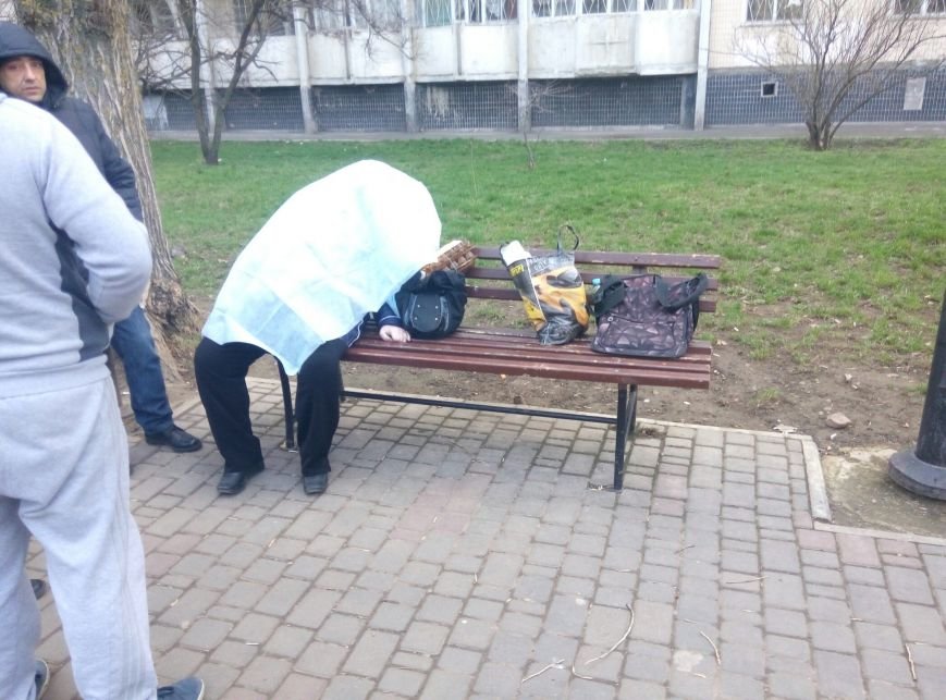В парке на Котовского в Одессе на скамейке умерла женщина (ФОТО) (фото) - фото 1