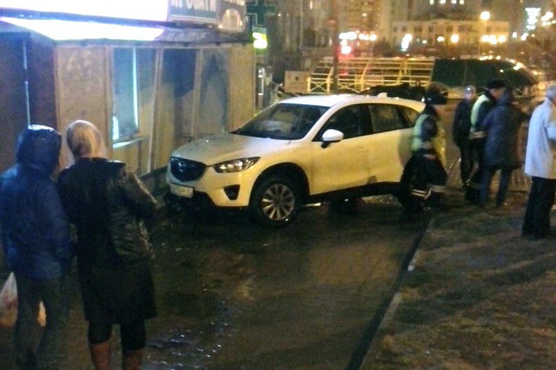 В Белгороде иномарка влетела в витрину магазина