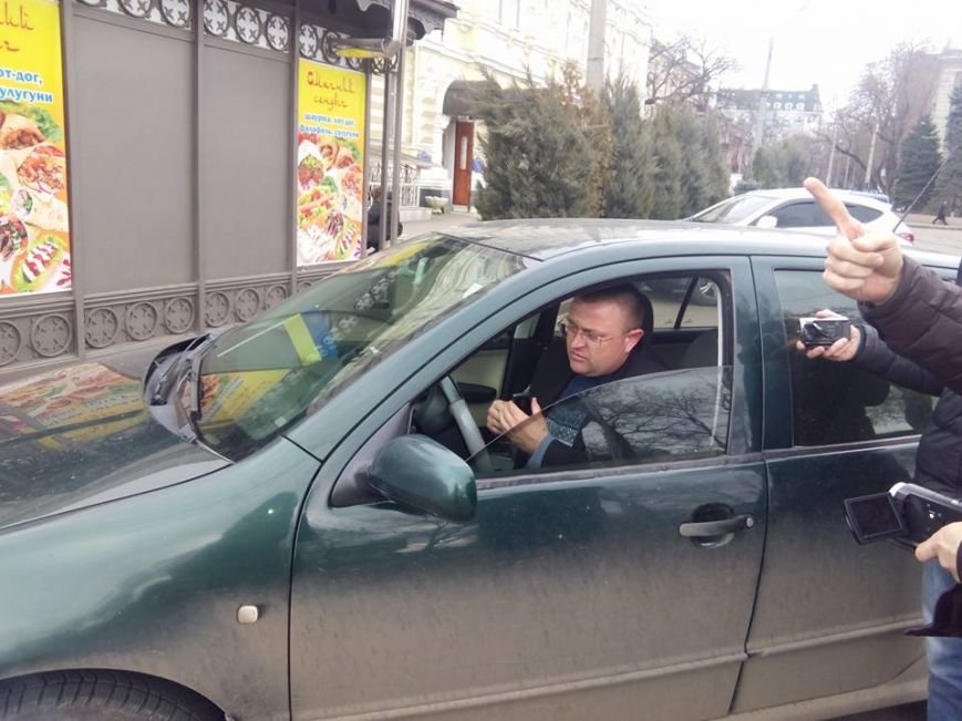 В центре Одессы общественники пристыдили полицейского, который припарковался на остановке (ФОТО) (фото) - фото 1