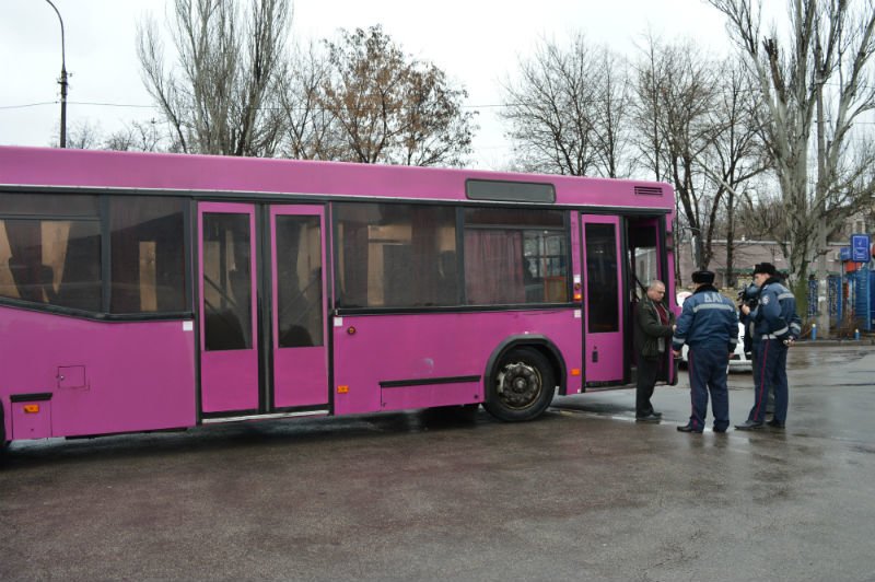 На Донетчине правоохранители проверили уже более 100 автомобилей и автобусов (фото) - фото 1 На Донетчине правоохранители проверили уже более 100 автомобилей и автобусов (фото) - фото 1