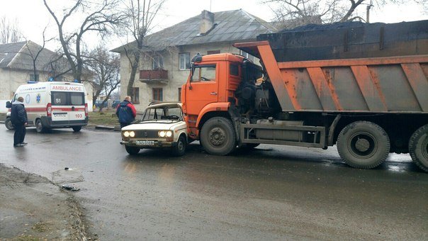 В Макеевке не разъехались грузовик с углем и легковушка (фото) (фото) - фото 1