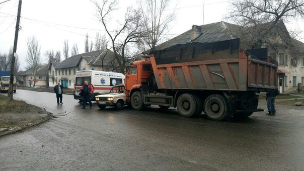 В Макеевке не разъехались грузовик с углем и легковушка (фото) (фото) - фото 2