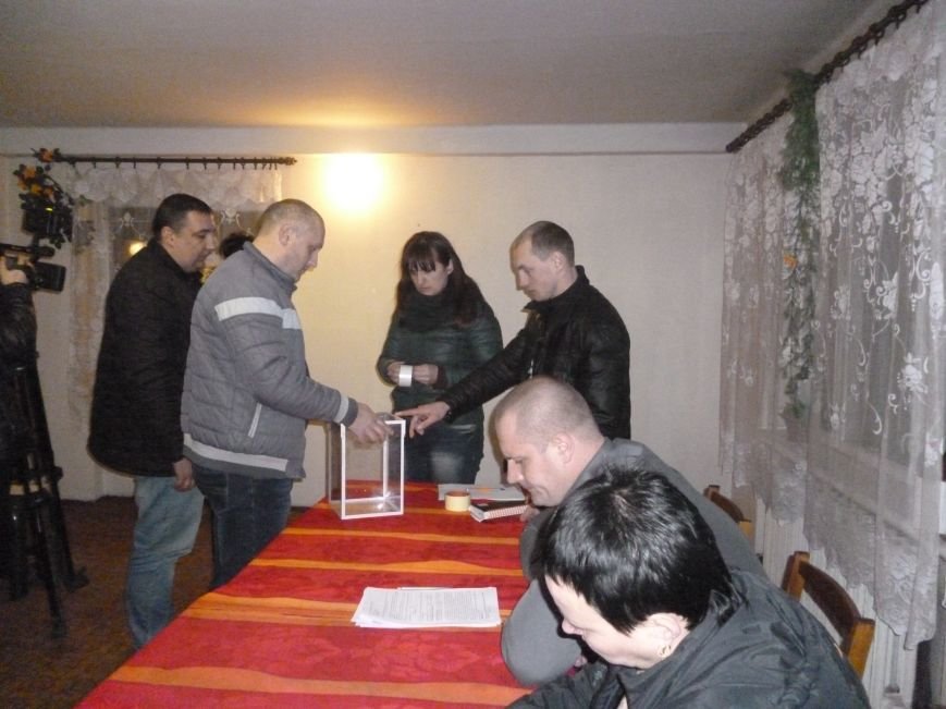 В Родинском, вопреки всему, избран новый исполняющий обязанности городского головы (фото) - фото 7 В Родинском, вопреки всему, избран новый исполняющий обязанности городского головы (фото) - фото 7