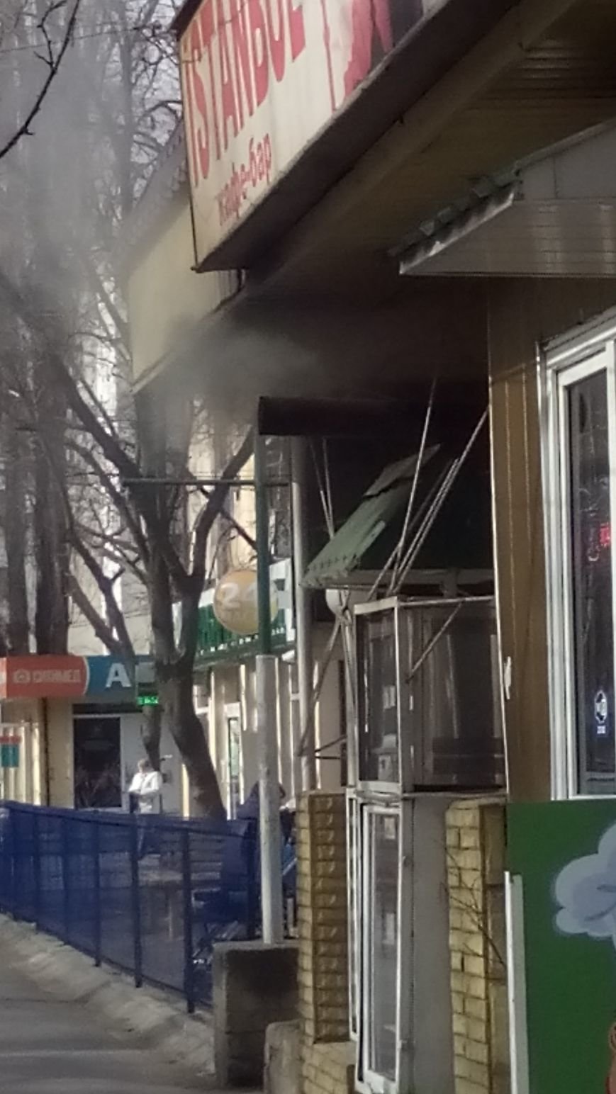Одесское кафе пускает струю дыма в прохожих (ФОТО) (фото) - фото 1