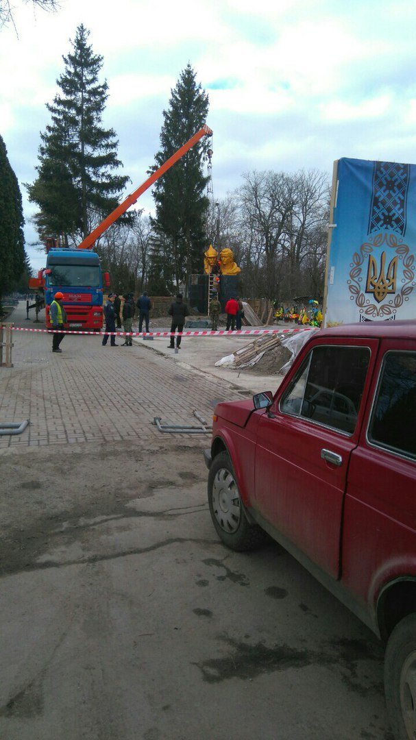 В Сумах демонтировали памятник борцам за советскую власть (ФОТО) (фото) - фото 1 В Сумах демонтировали памятник борцам за советскую власть (ФОТО) (фото) - фото 1