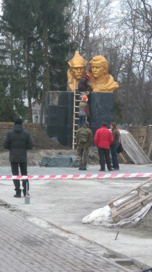 В Сумах демонтировали памятник борцам за советскую власть (ФОТО) (фото) - фото 1 В Сумах демонтировали памятник борцам за советскую власть (ФОТО) (фото) - фото 1