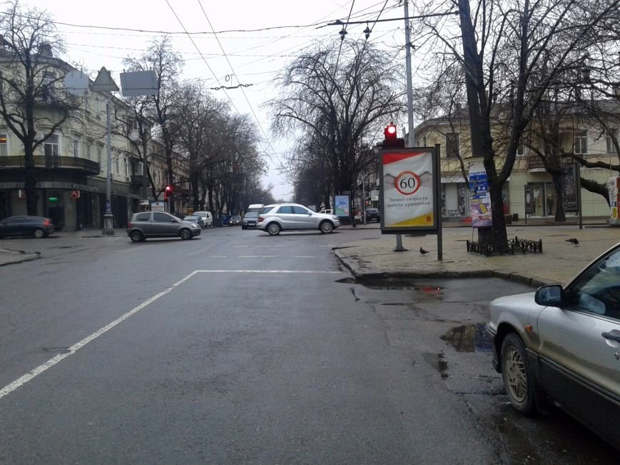 В центре Одессы реклама угрожает жизни пешеходов (ФОТО) (фото) - фото 1