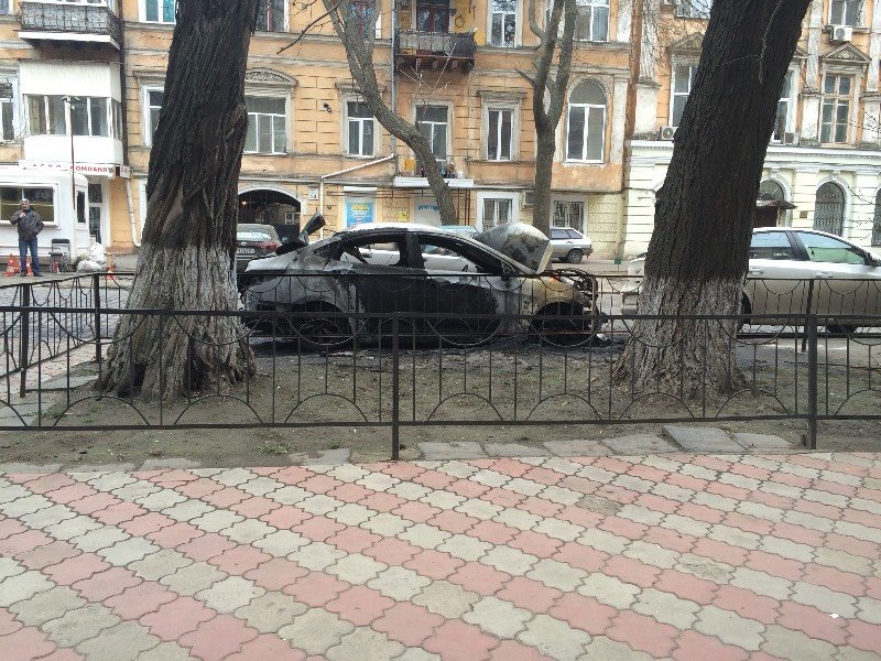 В центре Одессы сгорела машина (ФОТО) (фото) - фото 1