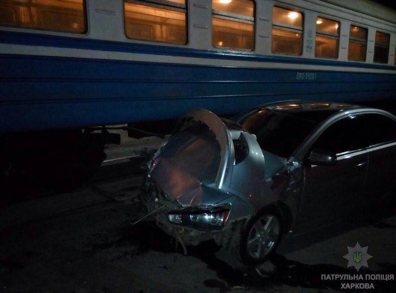 В Харькове иномарка врезалась в движущийся поезд (ФОТО) (фото) - фото 1 В Харькове иномарка врезалась в движущийся поезд (ФОТО) (фото) - фото 1