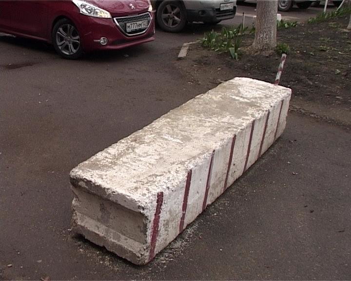 Перегруженность дворов Армавира припаркованными автомобилями становится проблемой экстренных служб (фото) - фото 1 Перегруженность дворов Армавира припаркованными автомобилями становится проблемой экстренных служб (фото) - фото 1