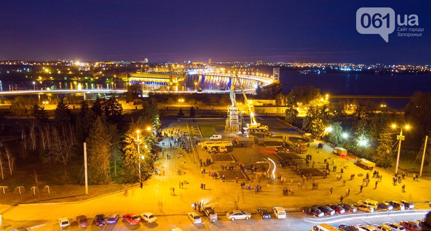 В Запорожье демонтируют самого большого Ленина в Украине: онлайн-трансляция (обновляется) (фото) - фото 1 В Запорожье демонтируют самого большого Ленина в Украине: онлайн-трансляция (обновляется) (фото) - фото 1