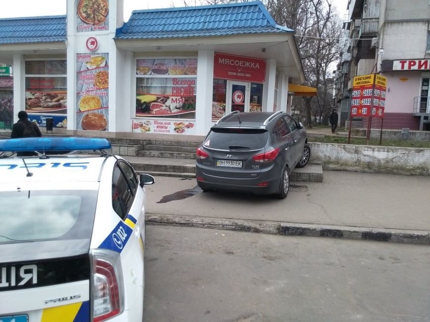 В Одессе внедорожник чуть не влетел в магазин, припарковавшись в бордюре (ФОТО) (фото) - фото 1