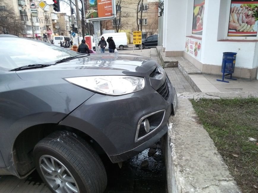 В Одессе внедорожник чуть не влетел в магазин, припарковавшись в бордюре (ФОТО) (фото) - фото 1