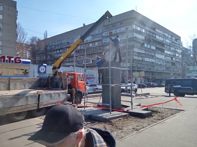 В Днепропетровске сносят последний "коммунистический" памятник