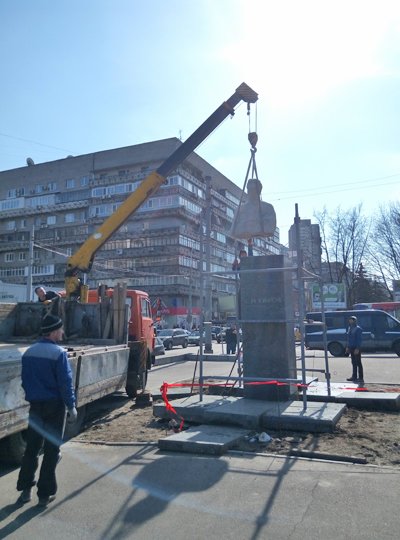 В Днепропетровске сносят последний "коммунистический" памятник