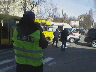 В Киеве на перекрестке столкнулись маршрутка и внедорожник, есть пострадавшие (ФОТО) (фото) - фото 1 В Киеве на перекрестке столкнулись маршрутка и внедорожник, есть пострадавшие (ФОТО) (фото) - фото 1