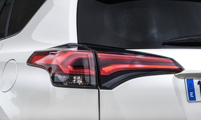 Тест-драйв Toyota RAV4 Hybrid: майбутнє не за горами Тест-драйв (фото) - фото 7 Тест-драйв Toyota RAV4 Hybrid: майбутнє не за горами Тест-драйв (фото) - фото 7
